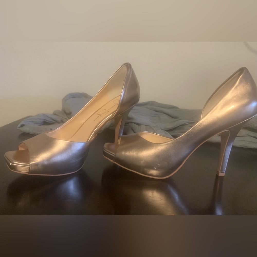 Jessica Simpson Peep-toe pump